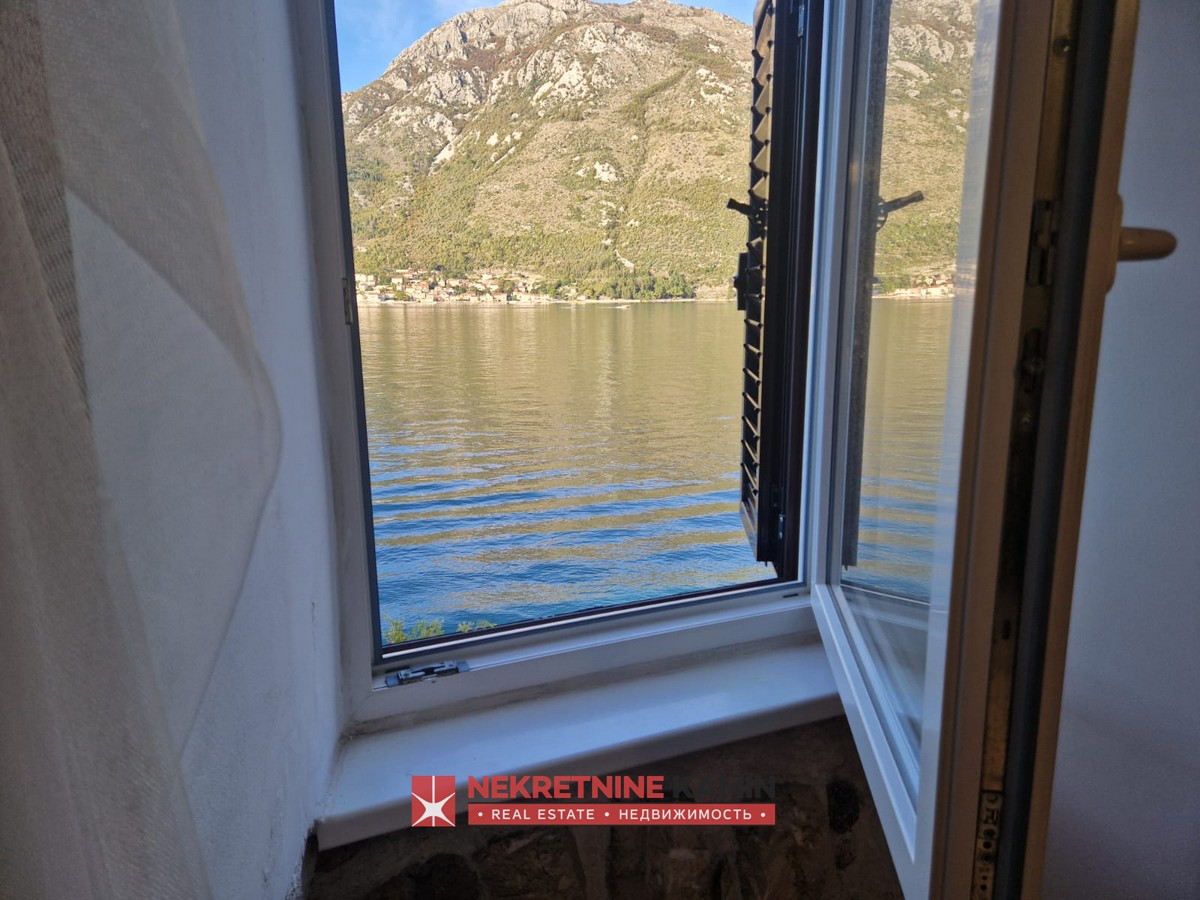 Studio apartman u kamenoj zgradi par koraka od mora, Kotor, Stoliv
